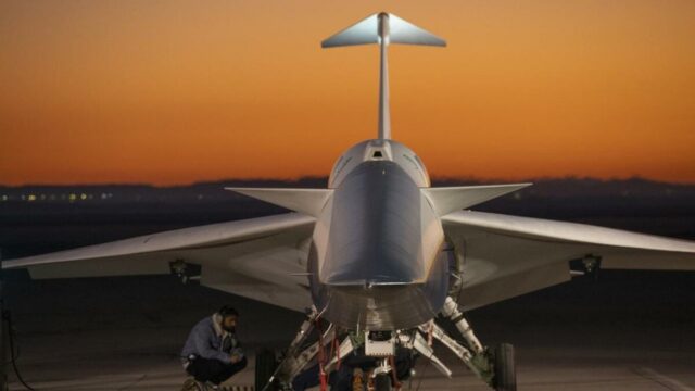 O piloto de testes Jim 'Clue' Less sentado na cabine do X-59