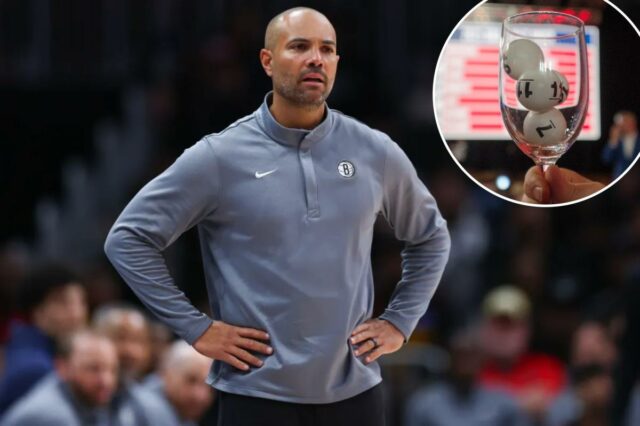 Jordi Fernandez, técnico do Brooklyn Nets, reage a uma jogada durante um jogo da NBA.
