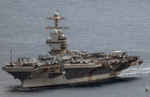 O porta-aviões mais poderoso da América retorna ao porto após meses conturbados no mar USS Gerald R Ford chegando ao porto para reparos