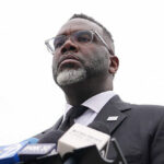 O prefeito de Chicago, Brandon Johnson, dobra sua aposta na defesa de estrangeiros ilegais