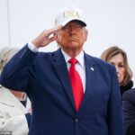 O presidente Donald Trump saudou os seis soldados caídos enquanto eles faziam sua transferência digna na Base Aérea de Dover, em Delaware.