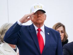 O presidente Donald Trump saúda os caixões de seis soldados mortos na guerra do Irã enquanto Melania se junta a ele para uma transferência digna O presidente Donald Trump saudou os seis soldados caídos enquanto eles faziam sua transferência digna na Base Aérea de Dover, em Delaware.