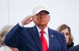 O presidente Donald Trump saúda os caixões de seis soldados mortos na guerra do Irã enquanto Melania se junta a ele para uma transferência digna O presidente Donald Trump saudou os seis soldados caídos enquanto eles faziam sua transferência digna na Base Aérea de Dover, em Delaware.