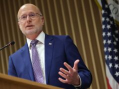 O presidente da FCC, Brendan Carr, diz que as emissoras de TV devem ‘corrigir o curso’ ou ‘perderão suas licenças’, citando a indignação de Trump com a cobertura da guerra no Irã O presidente da FCC, Brendan Carr, diz que as emissoras de TV devem 'corrigir o curso' ou 'perderão suas licenças', citando a indignação de Trump com a cobertura da guerra no Irã