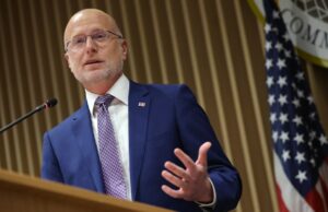 O presidente da FCC, Brendan Carr, diz que as emissoras de TV devem ‘corrigir o curso’ ou ‘perderão suas licenças’, citando a indignação de Trump com a cobertura da guerra no Irã O presidente da FCC, Brendan Carr, diz que as emissoras de TV devem 'corrigir o curso' ou 'perderão suas licenças', citando a indignação de Trump com a cobertura da guerra no Irã