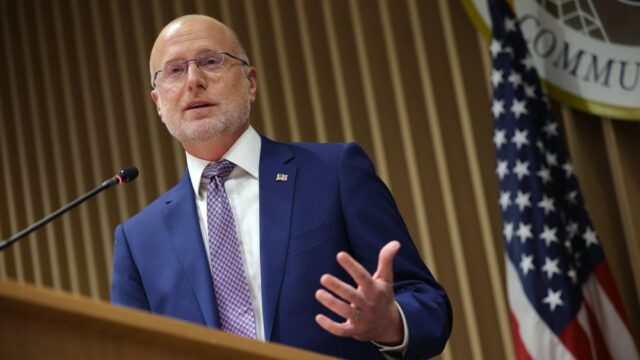 O presidente da FCC, Brendan Carr, diz que as emissoras O presidente da FCC, Brendan Carr, diz que as emissoras de TV devem 'corrigir o curso' ou 'perderão suas licenças', citando a indignação de Trump com a cobertura da guerra no Irã