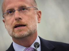 O presidente da FCC de Trump agora está reclamando da cobertura da guerra no Irã Retratos de crianças em idade escolar da Escola Primária Shajarah Tayyebeh em Minab, que foram mortas em um ataque dos EUA, são exibidas durante uma coletiva de imprensa do Embaixador iraniano na Tunísia, Massoud Hosseinian, em Túnis, Tunísia, quinta-feira, 12 de março de 2026. (AP Photo/Ons Abid)