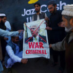 A fumaça sobe atrás de Azadi, ou torre da liberdade, após um ataque militar EUA-Israel em Teerã, Irã, terça-feira, 3 de março de 2026. ((Davoud Ghahrdar/ISNA via AP)