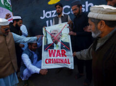 O presidente da ‘paz’ não pode parar de iniciar guerras A fumaça sobe atrás de Azadi, ou torre da liberdade, após um ataque militar EUA-Israel em Teerã, Irã, terça-feira, 3 de março de 2026. ((Davoud Ghahrdar/ISNA via AP)