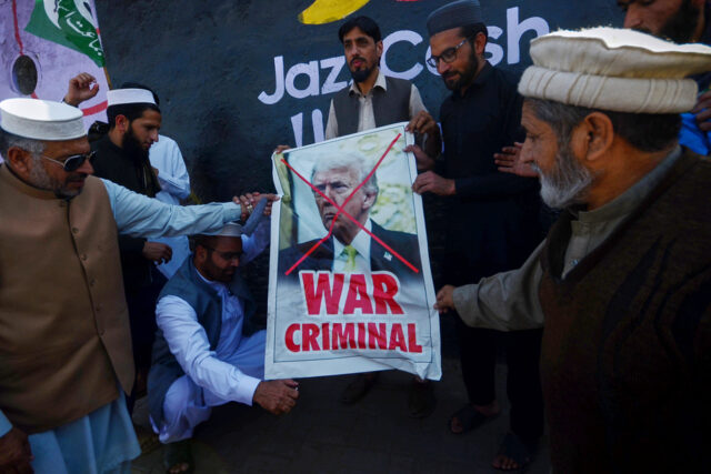 A fumaça sobe atrás de Azadi, ou torre da liberdade, após um ataque militar EUA-Israel em Teerã, Irã, terça-feira, 3 de março de 2026. ((Davoud Ghahrdar/ISNA via AP)