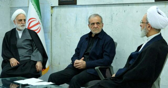 Equipe de emergência trabalha no local de uma greve