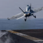 Imagens de satélite Maxar do porta-aviões iraniano tiradas antes de seu comissionamento nas forças navais iranianas.