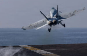 O principal almirante americano no Oriente Médio diz que os EUA atacaram um porta-aviões iraniano. Ele disse ‘está pegando fogo’. Imagens de satélite Maxar do porta-aviões iraniano tiradas antes de seu comissionamento nas forças navais iranianas.