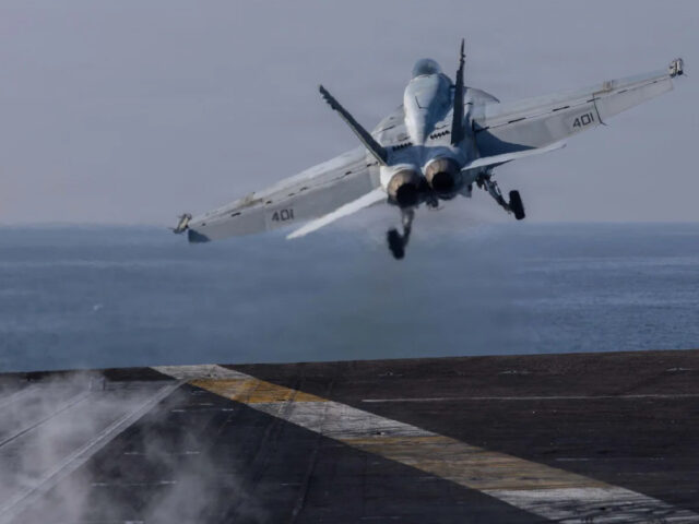 Imagens de satélite Maxar do porta-aviões iraniano tiradas antes de seu comissionamento nas forças navais iranianas.