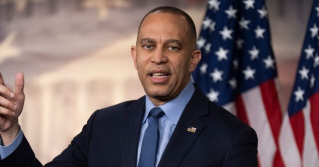 O principal democrata na Câmara dos EUA critica a “guerra imprudente de escolhas” de Trump
