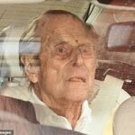 O príncipe Philip, que morreu aos 99 anos em abril de 2021, gozou de saúde extremamente boa até a última década de sua vida. Acima: Príncipe Philip saindo do hospital em março de 2021. Ele morreu no mês seguinte