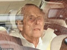 O príncipe Philip viveu com câncer de pâncreas por quase oito anos antes de sua morte, revela novo livro O príncipe Philip, que morreu aos 99 anos em abril de 2021, gozou de saúde extremamente boa até a última década de sua vida. Acima: Príncipe Philip saindo do hospital em março de 2021. Ele morreu no mês seguinte