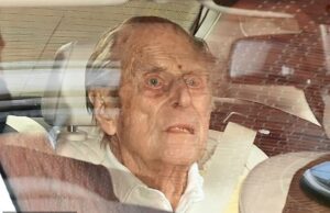 O príncipe Philip viveu com câncer de pâncreas por quase oito anos antes de sua morte, revela novo livro O príncipe Philip, que morreu aos 99 anos em abril de 2021, gozou de saúde extremamente boa até a última década de sua vida. Acima: Príncipe Philip saindo do hospital em março de 2021. Ele morreu no mês seguinte