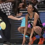 Rebekah Gardner, que agora é uma agente livre reservada, ouve instruções do ex-técnico do Liberty, Sandy Brondello, durante um jogo na temporada passada.