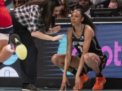 O projeto de pedido de expansão da WNBA será determinado na sexta-feira – é assim que funciona Rebekah Gardner, que agora é uma agente livre reservada, ouve instruções do ex-técnico do Liberty, Sandy Brondello, durante um jogo na temporada passada.