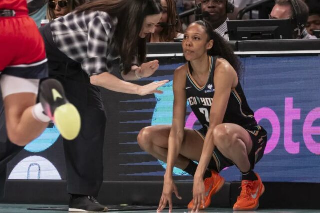 Rebekah Gardner, que agora é uma agente livre reservada, ouve instruções do ex-técnico do Liberty, Sandy Brondello, durante um jogo na temporada passada.
