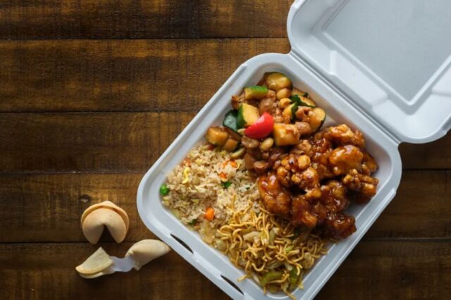 O proprietário do restaurante pode 'falir' com a proposta de proibição de embalagens para viagem do estado azul, alerta ele
