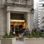 Uma espessa nuvem de fumaça sobe de uma instalação de armazenamento de petróleo atingida por um ataque americano-israelense na noite de sábado em Teerã, Irã, domingo, 8 de março de 2026. (AP Photo/Vahid Salemi)