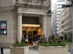 O que Wall Street está a errar sobre a crise petrolífera de Trump Uma espessa nuvem de fumaça sobe de uma instalação de armazenamento de petróleo atingida por um ataque americano-israelense na noite de sábado em Teerã, Irã, domingo, 8 de março de 2026. (AP Photo/Vahid Salemi)