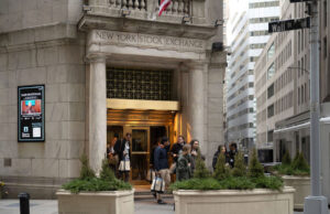 O que Wall Street está a errar sobre a crise petrolífera de Trump Uma espessa nuvem de fumaça sobe de uma instalação de armazenamento de petróleo atingida por um ataque americano-israelense na noite de sábado em Teerã, Irã, domingo, 8 de março de 2026. (AP Photo/Vahid Salemi)