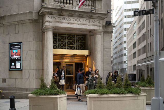 Uma espessa nuvem de fumaça sobe de uma instalação de armazenamento de petróleo atingida por um ataque americano-israelense na noite de sábado em Teerã, Irã, domingo, 8 de março de 2026. (AP Photo/Vahid Salemi)