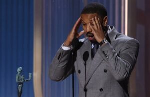 O que diabos está acontecendo com a corrida do Oscar? Delroy Lindo, Miles Caton, Wunmi Mosaku, Jayme Lawson, Omar Benson Miller, Li Jun Li, Lola Kirke, Francine Maisler, Michael B. Jordan e Jack O'Connell aceitam o prêmio de Melhor Performance de Elenco em Filme por