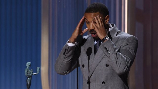 O que diabos está acontecendo com a corrida do Oscar? Delroy Lindo, Miles Caton, Wunmi Mosaku, Jayme Lawson, Omar Benson Miller, Li Jun Li, Lola Kirke, Francine Maisler, Michael B. Jordan e Jack O'Connell aceitam o prêmio de Melhor Performance de Elenco em Filme por