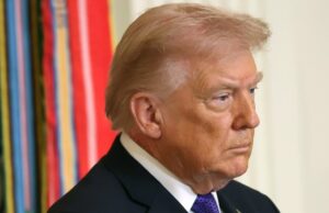 O que é a erupção no pescoço do presidente Donald Trump? Médico revela causa do problema Donald Trump é diagnosticado com doença de veia comum