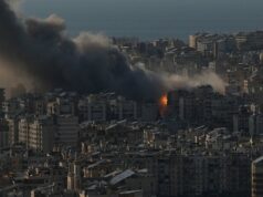 O que é o Hezbollah e porque é que Israel ataca o Líbano? Apoiadores do Hezbollah em Beirute em fevereiro.