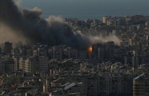 O que é o Hezbollah e porque é que Israel ataca o Líbano? Apoiadores do Hezbollah em Beirute em fevereiro.