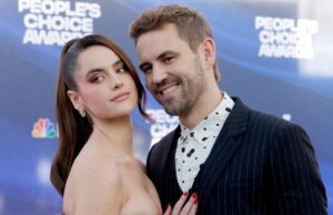 O que os apresentadores de ‘Age of Attraction’ Nick Viall e Natalie Joy disseram sobre sua diferença de idade 2022 People's Choice Awards - Chegadas