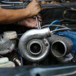 Uma imagem de um superalimentador instalado em um motor