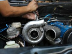 O que requer mais manutenção e reparo, turboalimentação ou sobrealimentação? Uma imagem de um superalimentador instalado em um motor