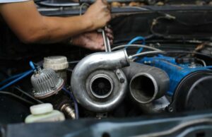 O que requer mais manutenção e reparo, turboalimentação ou sobrealimentação? Uma imagem de um superalimentador instalado em um motor