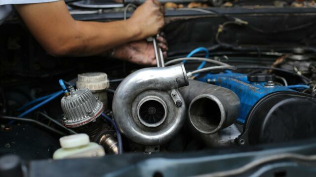 Uma imagem de um superalimentador instalado em um motor