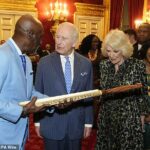 O rei Charles e a rainha Camilla recebem um taco de críquete do grande Sir Viv Richards, das Índias Ocidentais, durante a recepção anual do Dia da Commonwealth no Palácio de St James, em Londres