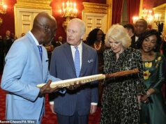O radiante rei Charles encontra dignitários de toda a Commonwealth após a maior reunião de membros da realeza desde a prisão de Andrew O rei Charles e a rainha Camilla recebem um taco de críquete do grande Sir Viv Richards, das Índias Ocidentais, durante a recepção anual do Dia da Commonwealth no Palácio de St James, em Londres