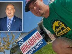 O recém-eleito prefeito de Idaho, Rick Hogaboam, 47, morre após desmaiar no meio de um discurso durante a prefeitura Rick Hogaboam posando ao lado de uma placa de campanha para