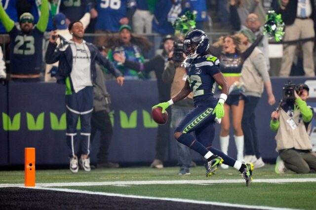 O wide receiver do Seattle Seahawks, Rashid Shaheed (22), executa um retorno inicial para um touchdown.