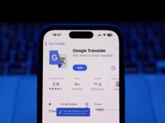 O recurso de tradução de fones de ouvido em tempo real do Google Tradutor se expande para iOS e mais países A laptop keyboard and Google Translate on App Store displayed on a phone screen are seen in this illustration photo