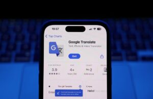 O recurso de tradução de fones de ouvido em tempo real do Google Tradutor se expande para iOS e mais países A laptop keyboard and Google Translate on App Store displayed on a phone screen are seen in this illustration photo