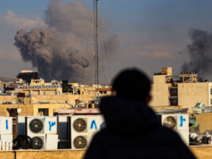 O regime iraniano se esconde em bunkers enquanto os civis ficam expostos, sem abrigos antiaéreos ou sirenes adequados O regime iraniano se esconde em bunkers enquanto os civis ficam expostos, sem abrigos antiaéreos ou sirenes adequados