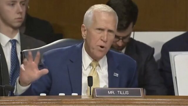 O republicano Thom Tillis ataca Kristi Noem
