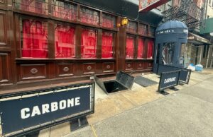 O restaurante sofisticado Carbone, em Nova York, foi atingido por mais violações de saúde – enquanto ocultava sua classificação ‘B’ O restaurante sofisticado Carbone, em Nova York, foi atingido por mais violações de saúde - enquanto ocultava sua classificação 'B'