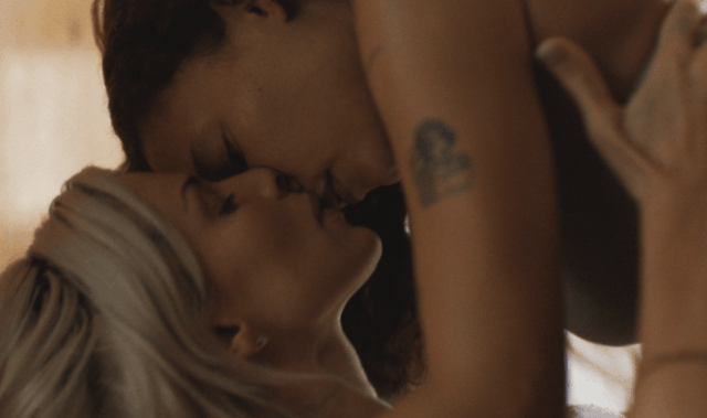 O romance lésbico fumegante de Julia Fox, 'Perfect', esquenta SXSW com sexo grávido, cheirar calcinha e trilha sonora de FKA Twigs
